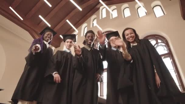 Baixo Ângulo Médio Pov Cinco Jovens Estudantes Diverso Alegre Vestindo — Vídeo de Stock