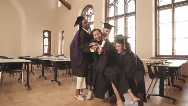 Foto Completa Diversos Estudiantes Graduados Con Batas Gorras Pie Aula — Vídeos de Stock