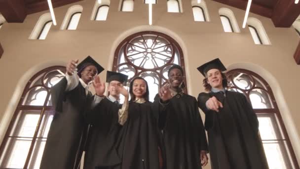 Point Vue Moyen Faible Angle Des Diplômés Africains Métis Caucasiens — Video