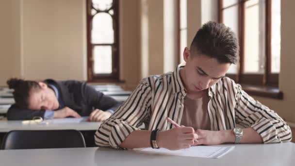 Cintura Del Estudiante Masculino Raza Mixta Haciendo Prueba Escribiendo Papel — Vídeos de Stock
