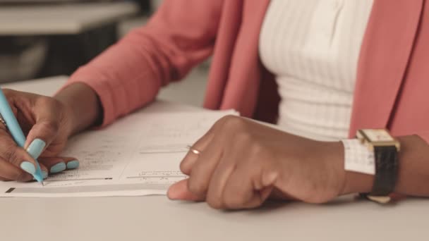 Steadicam Rukou Oříznutý Nepoznatelný Student Manikúrou Zkoušku Pomocí Cheat List — Stock video