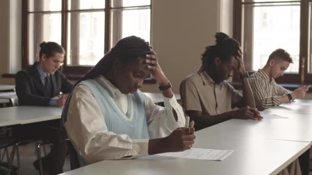 Hintergrundbild Von Multiethnischen Studentinnen Und Studenten Die Klassenzimmer Sitzen Und — Stockvideo