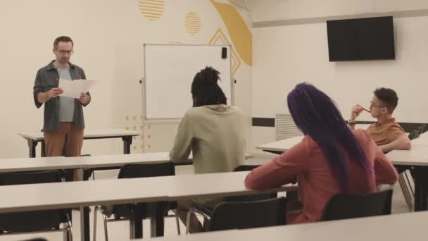 Ampla Foto Professor Universitário Caucasiano Meia Idade Segurando Papéis Sala — Vídeo de Stock