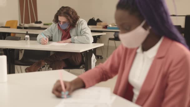 Mediano Largo Estudiante Caucásico Masculino Usando Máscara Sentado Escritorio Escuela — Vídeo de stock