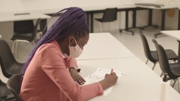 Alto Ángulo Estudiante Africana Femenina Que Usa Mascarilla Tela Sentada — Vídeos de Stock