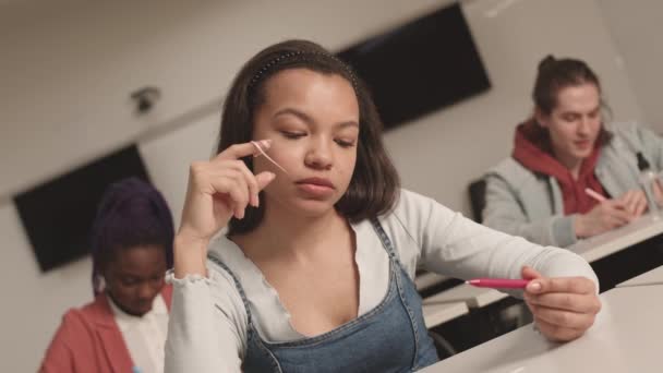 Нахилена Грудна Клітка Змішаної Раси Студентки Звисає Жувальна Гумка Пальці — стокове відео
