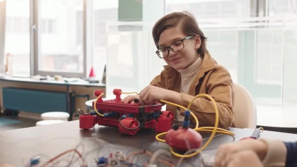 Visszapillantás Tinédzser Kaukázusi Fiú Íróasztal Osztályteremben Épület Robotok Segítségével Különböző — Stock videók