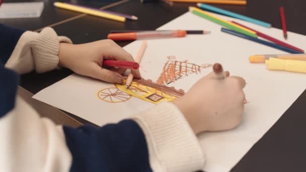 Vue Arrière Enfant Méconnaissable Assis Bureau Intérieur Dessinant Aide Stylos — Video