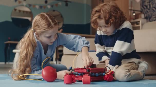 Bloqueo Colegial Caucásico Colegiala Acostado Alfombra Aula Construcción Robot Electrónico — Vídeos de Stock