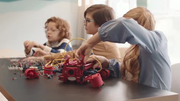 Robot Teknolojisi Dersi Sırasında Masada Oturan Farklı Plastik Detaylar Kablolar — Stok video