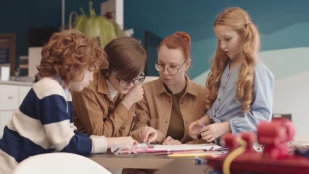 Közepes Felvétel Fiatal Tanárnőkről Két Tinédzser Fiúról Lányról Akiket Asztalnál — Stock videók