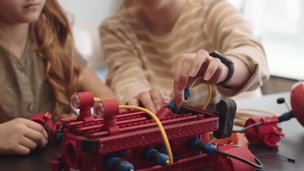 Tanımlanamayan Beyaz Liseli Kız Genç Kadının Atölyede Masasında Oturup Robot — Stok video