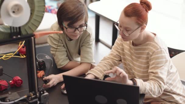 Hochwinkel Ansicht Der Kaukasischen Schüler Und Junge Lehrerin Sitzt Schreibtisch — Stockvideo