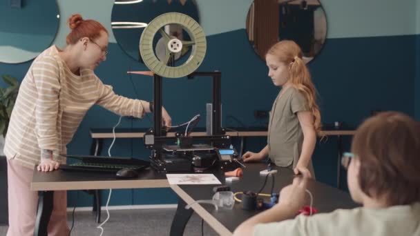 Rückansicht Einer Jungen Tutorin Die Einem Kaukasischen Schulmädchen Erklärt Wie — Stockvideo