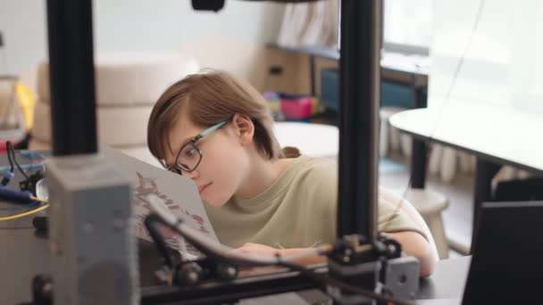 Média Foto Adolescente Caucasiano Vestindo Óculos Sentados Perto Máquina Impressão — Vídeo de Stock
