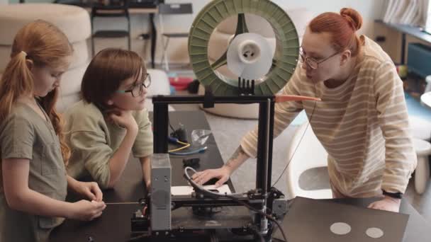 Mittlere Aufnahme Einer Jungen Tutorin Und Zweier Kaukasischer Schulkinder Die — Stockvideo