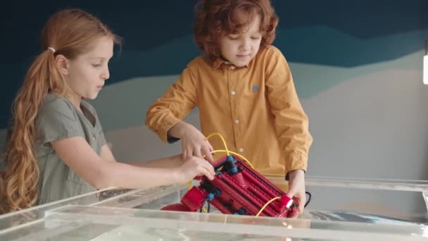 Plan Moyen Adolescent Caucasien Menant Une Expérience Laboratoire École Deux — Video