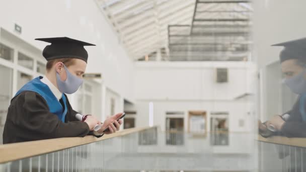 Mediana Toma Joven Caucásico Estudiante Masculino Con Vestido Graduado Universitario — Vídeos de Stock