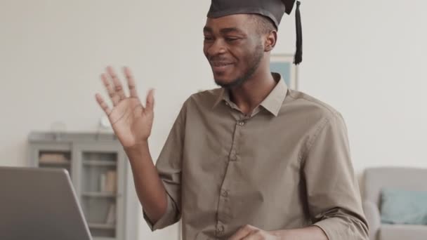 Aufgehübscht Von Einem Jungen Afroamerikanischen Mann Lässigem Hemd Und Diplommütze — Stockvideo