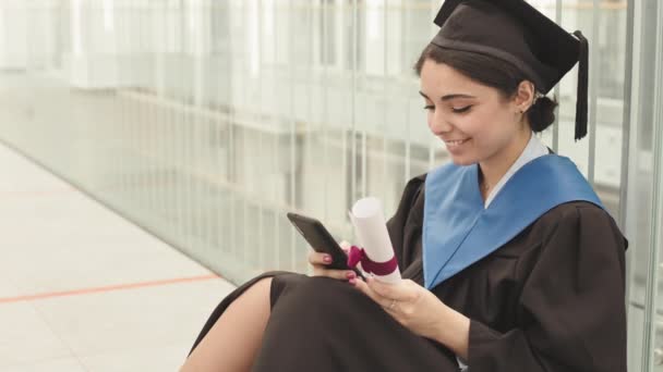 Encierro Una Joven Graduada Raza Mixta Con Vestido Graduada Universitaria — Vídeos de Stock