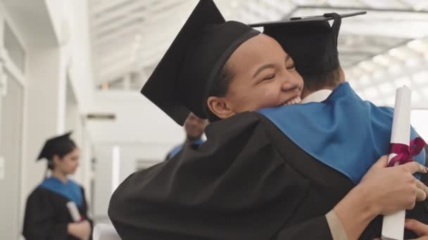 Vista Trasera Joven Graduada Raza Mixta Abrazando Amigo Caucásico Masculino — Vídeo de stock