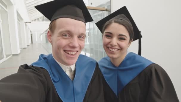 Plan Moyen Jeune Diplômée Métisse Son Ami Caucasien Masculin Portant — Video