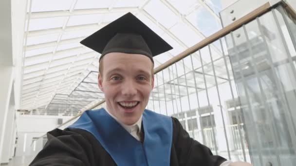 Mediana Toma Joven Hombre Caucásico Con Vestido Graduado Universitario Sombrero — Vídeo de stock