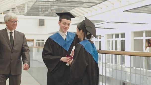 Links Bijhouden Van Oude Mannelijke Universiteit Tutor Schudden Hand Knuffelen — Stockvideo