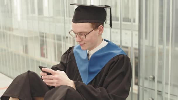 Mittlere Aufnahme Eines Jungen Kaukasischen Männlichen Hochschulabsolventen Uniabschluss Robe Mütze — Stockvideo