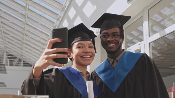 Fotografía Mediana Una Joven Mujer Mestiza Que Usa Vestido Graduado — Vídeo de stock