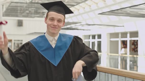 Inclinado Hacia Arriba Joven Estudiante Caucásico Con Vestido Graduado Universitario — Vídeo de stock