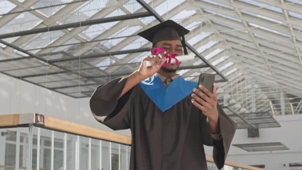 Tiro Médio Jovem Estudante Afro Americano Vestindo Vestido Pós Graduação — Vídeo de Stock