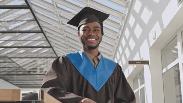 Panning Van Jonge Afro Amerikaanse Mannelijke Student Dragen Universitair Afgestudeerde — Stockvideo