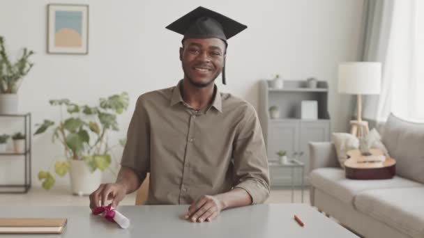 Mittlere Aufnahme Eines Jungen Afroamerikanischen Mannes Lässigem Hemd Und Diplomhut — Stockvideo