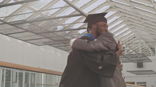 Média Tiro Tutor Universitário Masculino Sênior Falando Com Graduado Africano — Vídeo de Stock