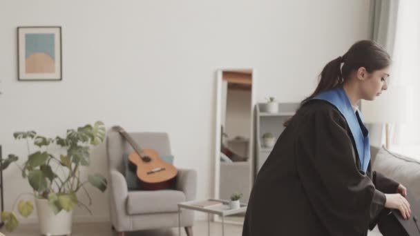 Mezuniyet Elbisesi Giymiş Evde Kameraya Bakarken Şapka Takan Melez Genç — Stok video
