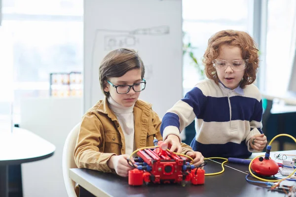 Retrato Dos Chicos Construyendo Robot Juntos Mientras Disfrutan Clase Ingeniería — Foto de Stock