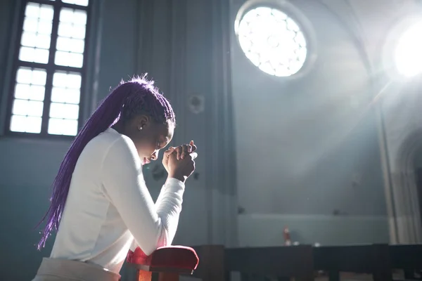 Afrikaanse Jonge Vrouw Zitten Voor Het Altaar Kerk Bidden — Stockfoto