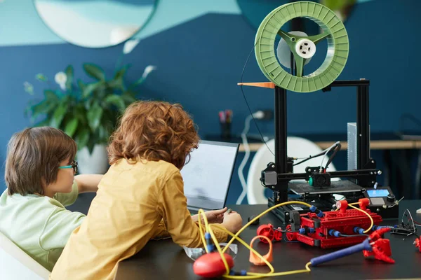 Vista Trasera Dos Niños Construyendo Robot Utilizando Impresora Durante Clase — Foto de Stock