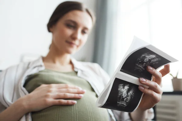 Pregnant Woman Holding Ray Image Her Baby Her Rest Sofa — Stock fotografie