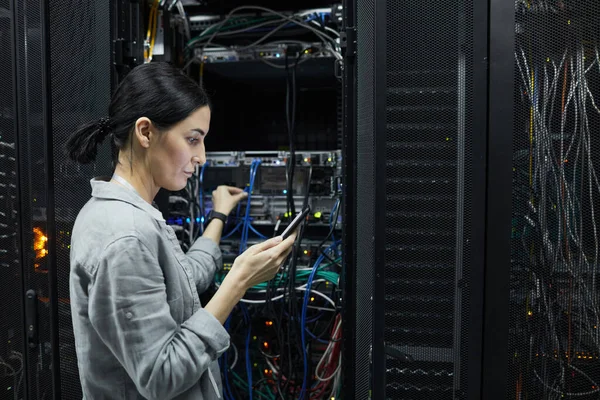캐비닛에 케이블을 연결하는 네트워크 기술자의 데이터 센터에 컴퓨터를 설치하는 — 스톡 사진