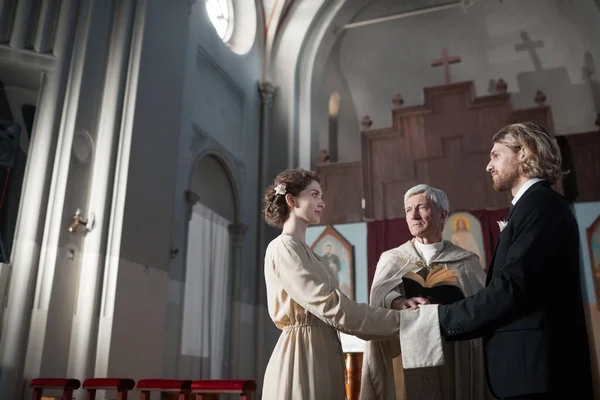 Jong Paar Gaat Trouwen Kerk Terwijl Priester Het Lezen Van — Stockfoto