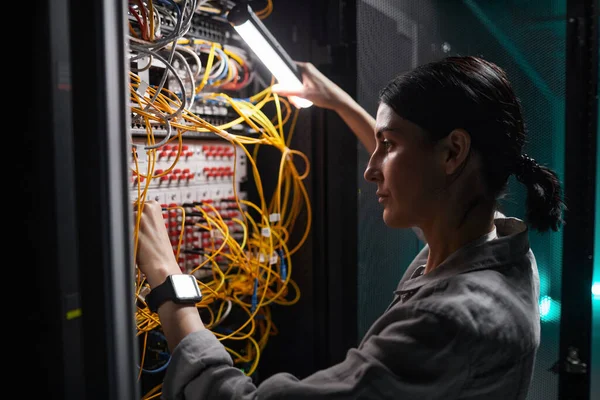 데이터 센터에서 슈퍼컴퓨터와 작업하는 캐비닛에서 케이블을 연결하는 네트워크 엔지니어의 — 스톡 사진