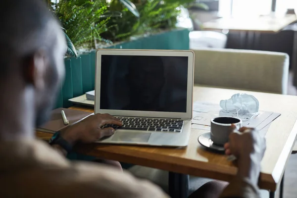 Vista Posteriore Dell Uomo Afroamericano Moderno Che Lavora Con Computer — Foto Stock