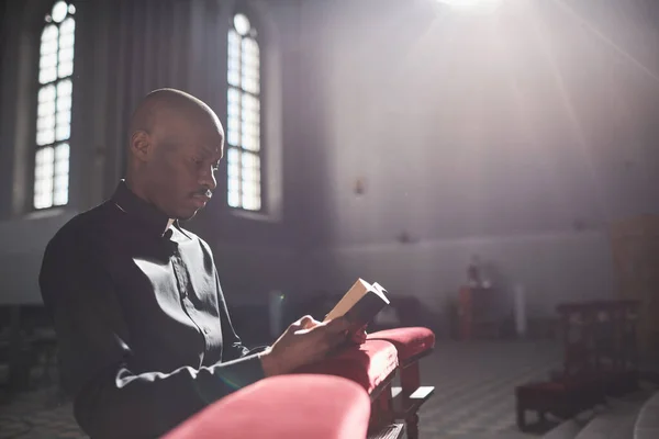 Αφρικανός Ιερέας Κάθεται Μπροστά Από Βωμό Και Διαβάζει Βίβλο Στην — Φωτογραφία Αρχείου