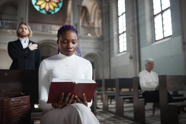 Afrikaanse Elegante Vrouw Zitten Bank Kerk Het Lezen Van Bijbel — Stockfoto