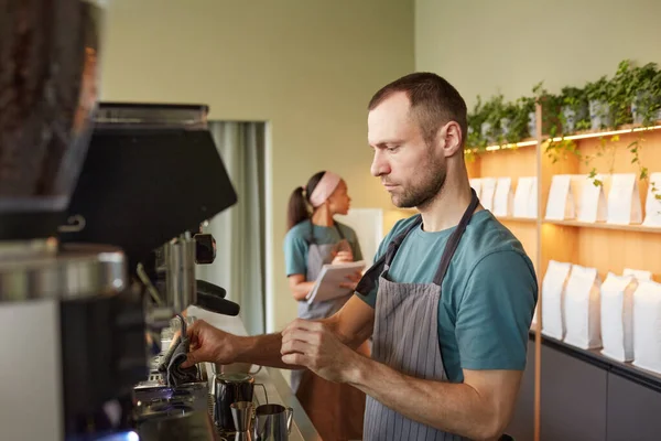 Portrait Latéral Barista Mâle Faisant Café Frais Dans Café Tout — Photo