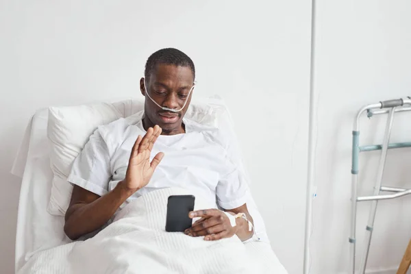 Afro Amerikalı Bir Adamın Portresi Hastanedeki Telefon Görüşmesiyle Konuşuyor Beyaz — Stok fotoğraf