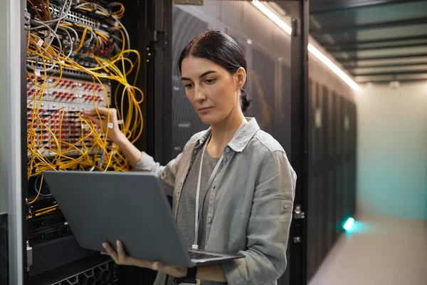 Retrato Cintura Hacia Arriba Del Ingeniero Red Femenino Conectando Cables — Foto de Stock