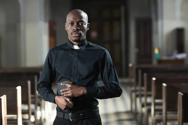 Retrato Padre Africano Terno Preto Segurando Livro Bíblico Olhando Para — Fotografia de Stock